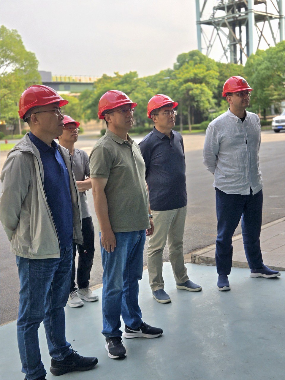 Tukli uchun qalin xoroz Yosh busty qizlar bilan yuqori sifatli porno